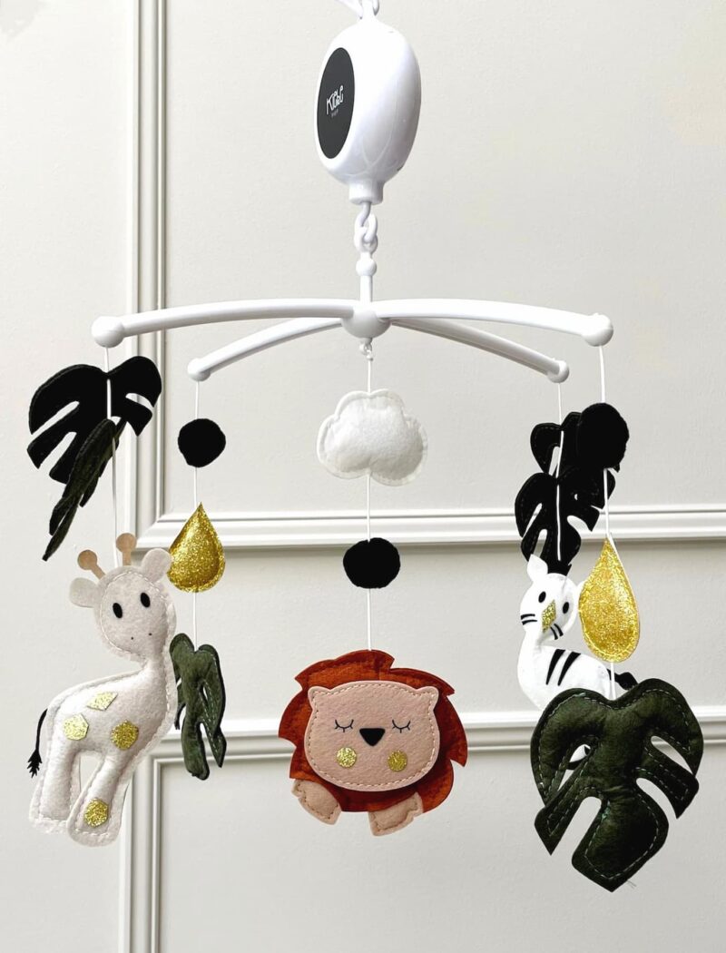 Muziekmobiel met jungle dieren van vilt – witte houder met leeuw, giraffe en zebra – handgemaakt ontwerp van Kiekepiep