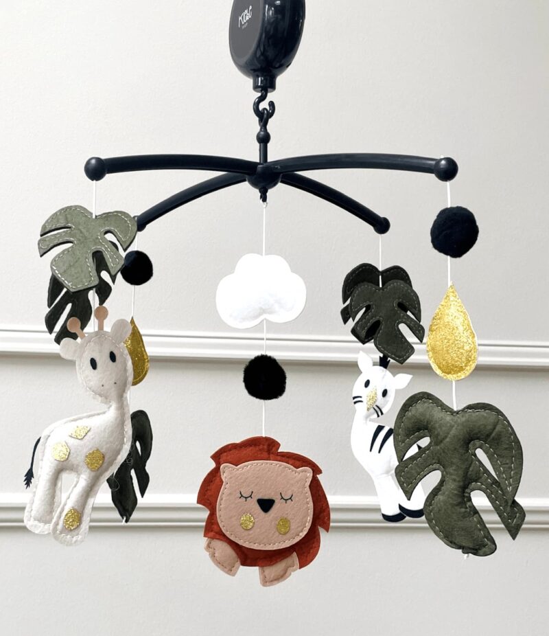 Muziekmobiel met jungle dieren van vilt – zwarte houder met leeuw, giraffe en zebra – handgemaakt ontwerp van Kiekepiep